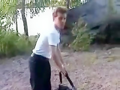 Jeune nana sexy tringlée dans la foret