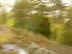 Jeune nana sexy tringlée dans la foret