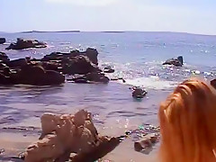 Blonde à lunettes baisée à la plage