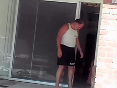 Vieille baisée par deux mecs au bord de sa piscine