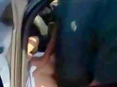 L'autostoppeuse baisée dans une bagnole par 2 gars