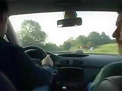 L'autostoppeuse baisée dans une bagnole par 2 gars