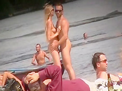 De pau duro na praia nudista pt1