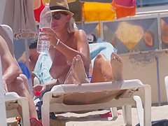 NICE BOOBS ON THE BEACH