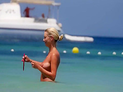 NICE BOOBS ON THE BEACH