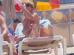 NICE BOOBS ON THE BEACH