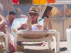 NICE BOOBS ON THE BEACH