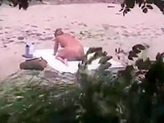 Ira seula a la plage