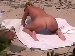 Ira seula a la plage