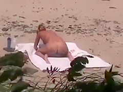 Ira seula a la plage