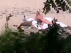 Ira seula a la plage