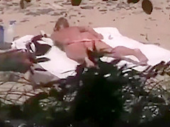 Ira seula a la plage