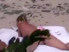 Ira seula a la plage