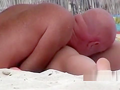 Alter Typ Mit Junger, Rasierter Sau Beim Fkk!