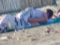 Coppietta giovane italiana fa sesso in spiaggia