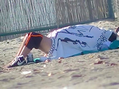 Coppietta giovane italiana fa sesso in spiaggia