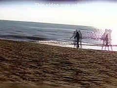 Coppietta giovane italiana fa sesso in spiaggia