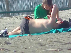 Coppietta giovane italiana fa sesso in spiaggia