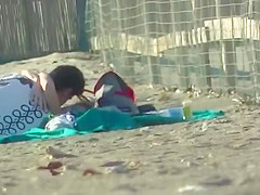 Coppietta giovane italiana fa sesso in spiaggia