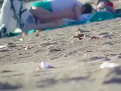 Coppietta giovane italiana fa sesso in spiaggia