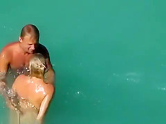 Amateurs Have Sex On The Beach