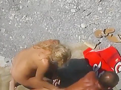 Amateurs Have Sex On The Beach