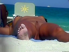 Hot amateur video of some sexy babes on the beach