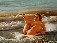 Yasmi and Sandy C pleasing pussies on the beach