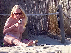 Gorgeous blonde babe flaunts her spectacular body on topless beach
