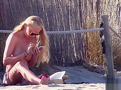 Gorgeous blonde babe flaunts her spectacular body on topless beach