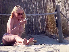 Gorgeous blonde babe flaunts her spectacular body on topless beach