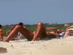 Rubia en playa nudista