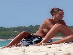 Rubia en playa nudista