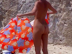 Pareja en playa nudista