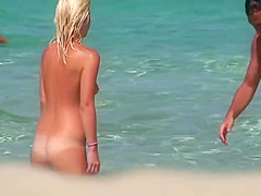 Rubia desnuda en la playa