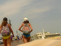 Couple o Teens Leavin' the Beach (Graz 15)