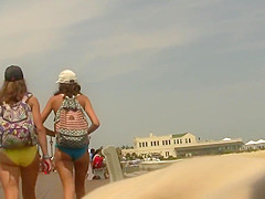 Couple o Teens Leavin' the Beach (Graz 15)