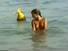 teen preciosa en la playa