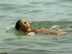 teen preciosa en la playa