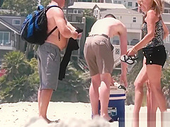 rubia perfecta con hermoso culo en la playa