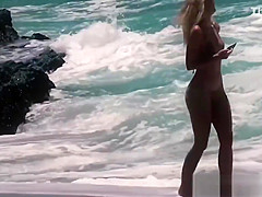 rubia perfecta con hermoso culo en la playa