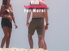 rubia perfecta con hermoso culo en la playa