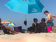 Priceless reaction of women to a guy cumming with no hands