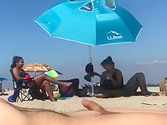 Priceless reaction of women to a guy cumming with no hands