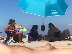 Priceless reaction of women to a guy cumming with no hands