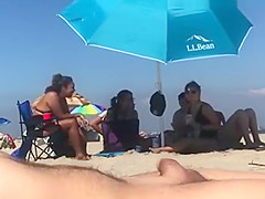 Priceless reaction of women to a guy cumming with no hands