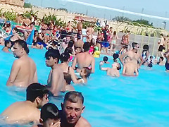 Cola de Putita Argentina en Pileta de Parque Norte