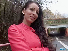 Hausfrau Lasst Sich Fur Geld Vogeln
