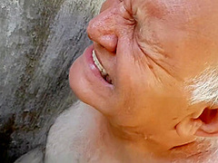 Vov Dando Banho Na Novinha Que Conheceu Na Praia !!! Paty Bumbum - Vovo Doidera - El Toro De Oro