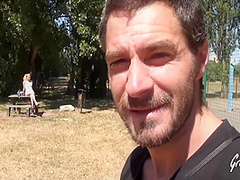 Sindy, Jeune Blonde Encule Dans Un Parc